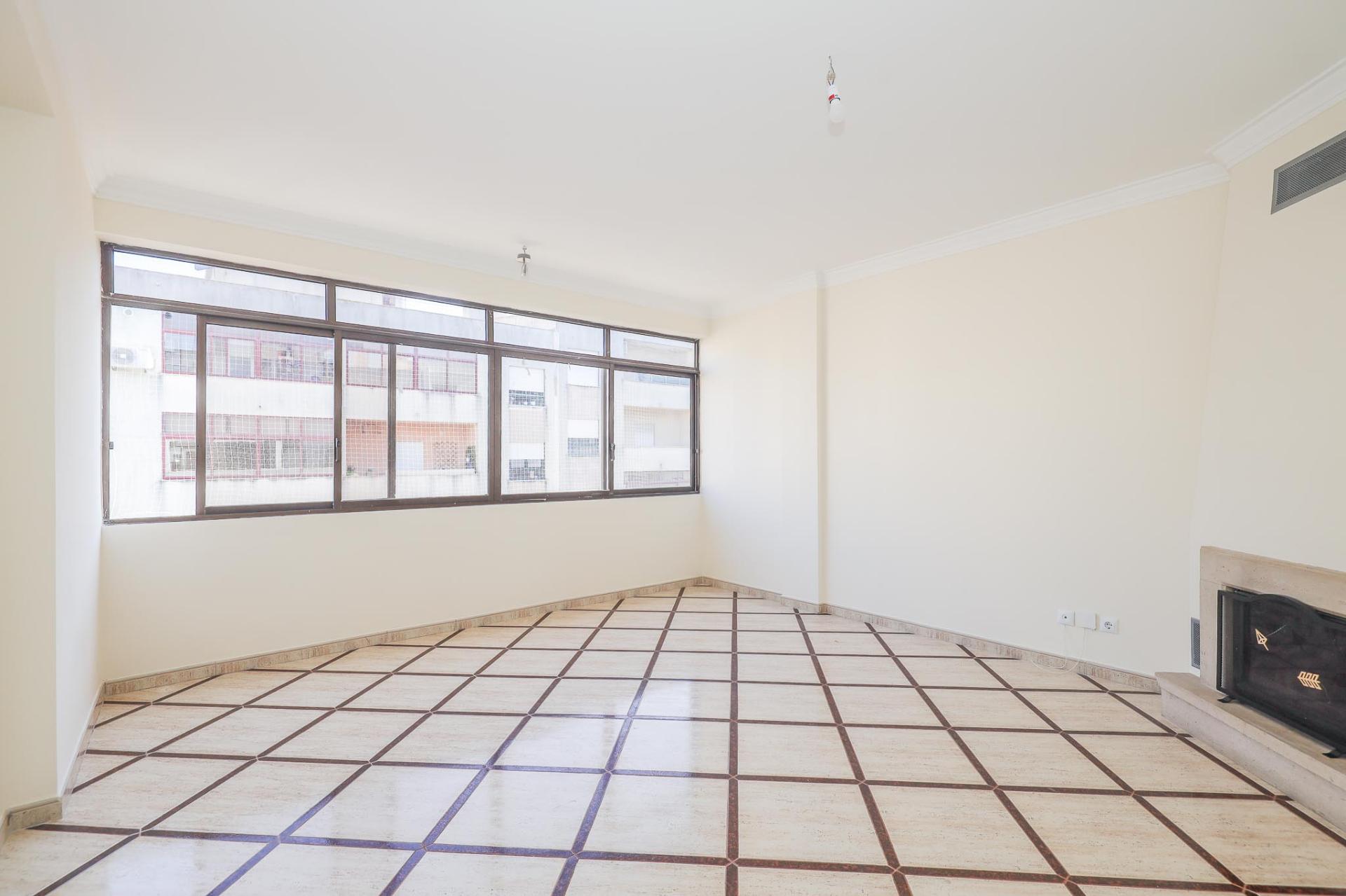 Apartamento T2 para venda remodelado em Paio Pires