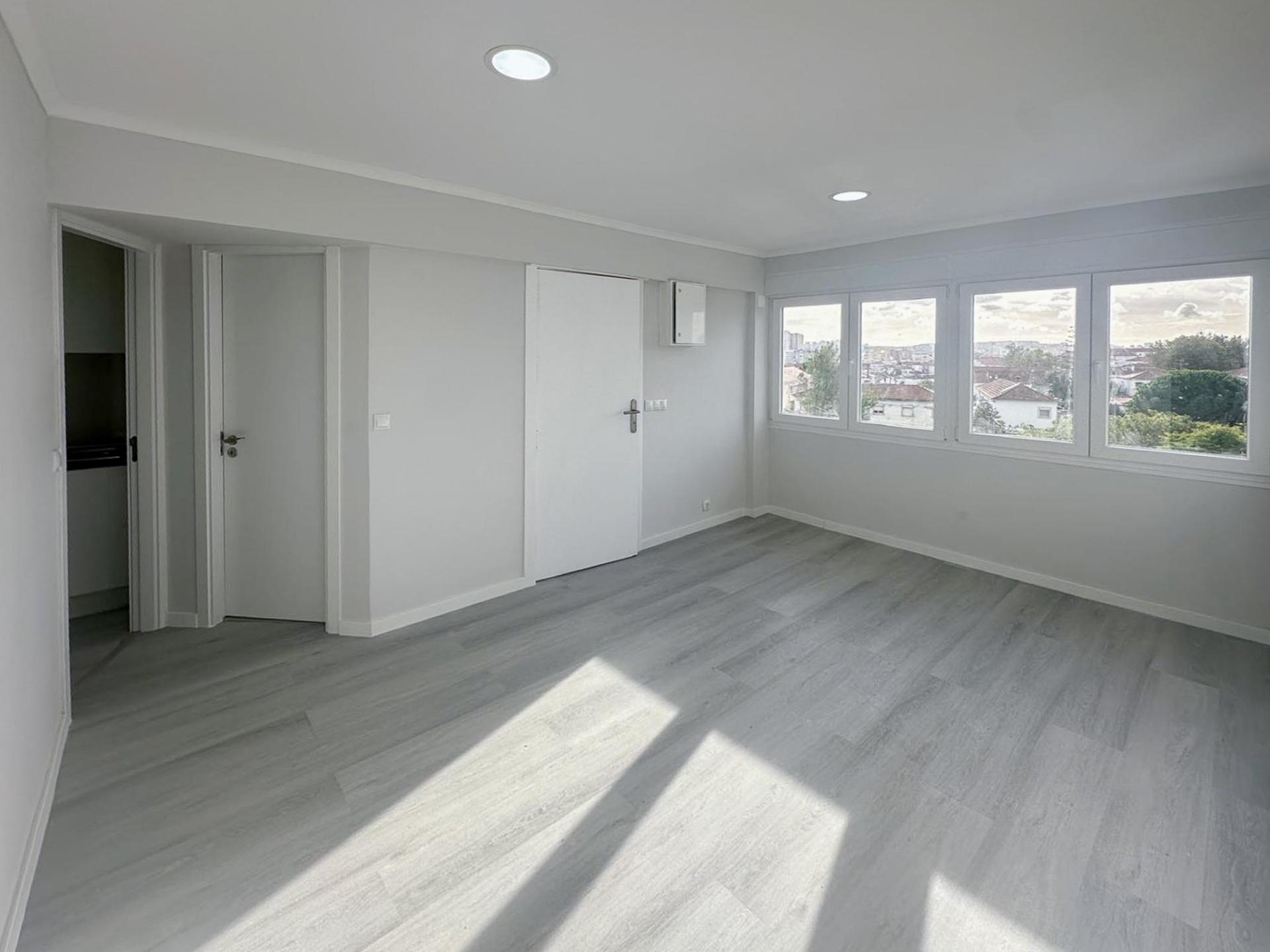 Apartamento T2 Remodelado na Pontinha - Pronto a Entrar!