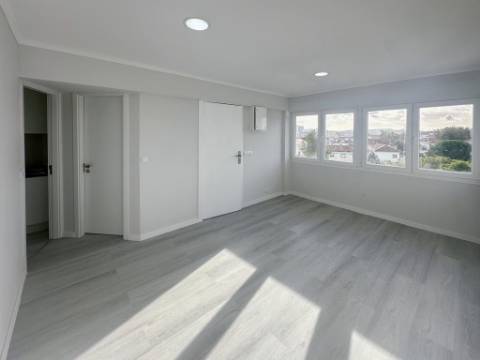 Apartamento T2 Remodelado na Pontinha - Pronto a Entrar!