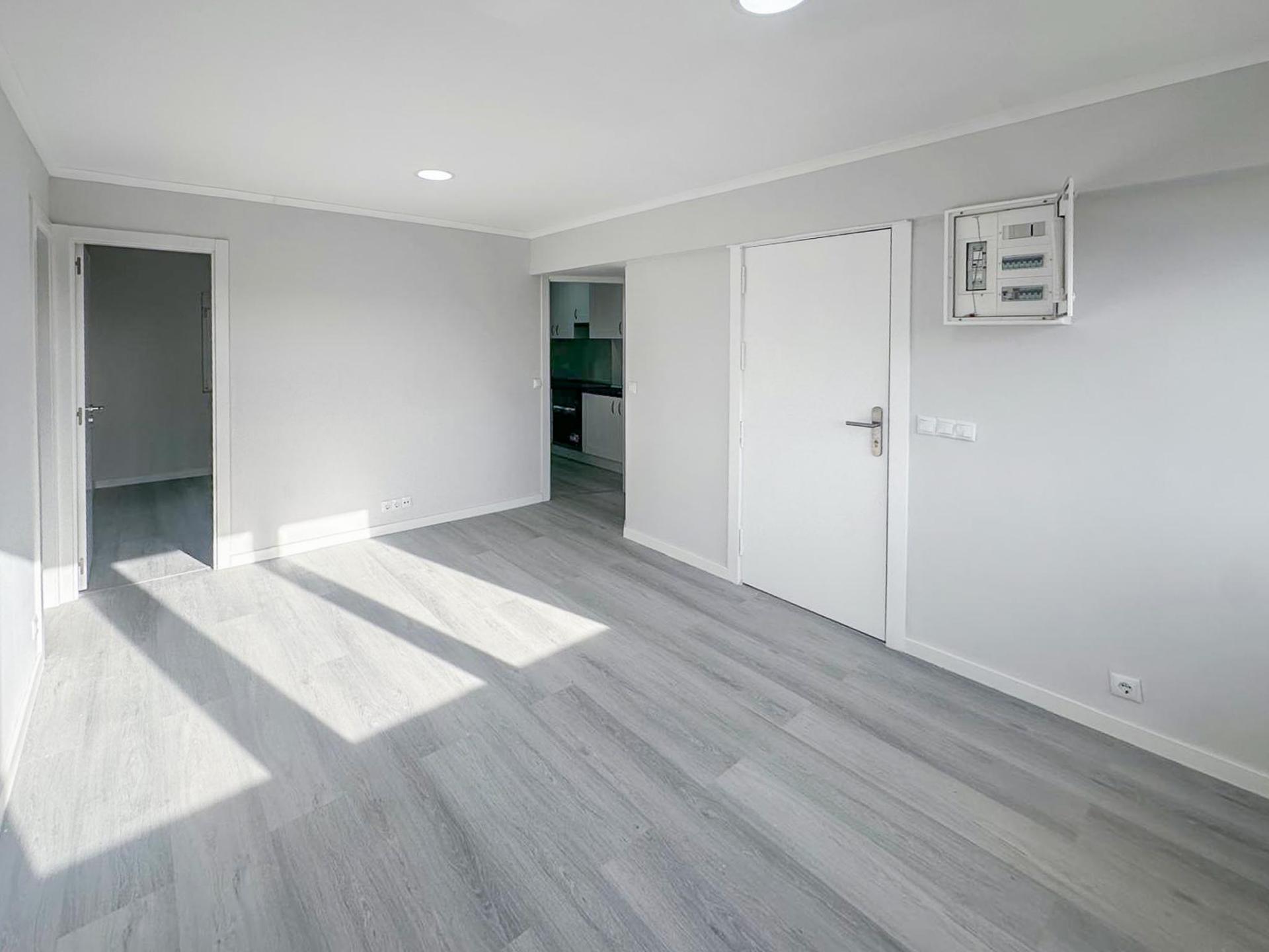 Apartamento T2 Remodelado na Pontinha - Pronto a Entrar!
