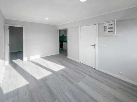 Apartamento T2 Remodelado na Pontinha - Pronto a Entrar!