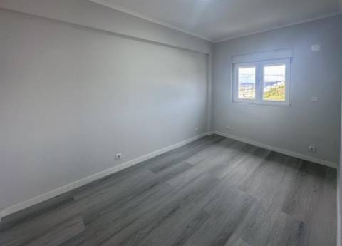 Apartamento T2 Remodelado na Pontinha - Pronto a Entrar!