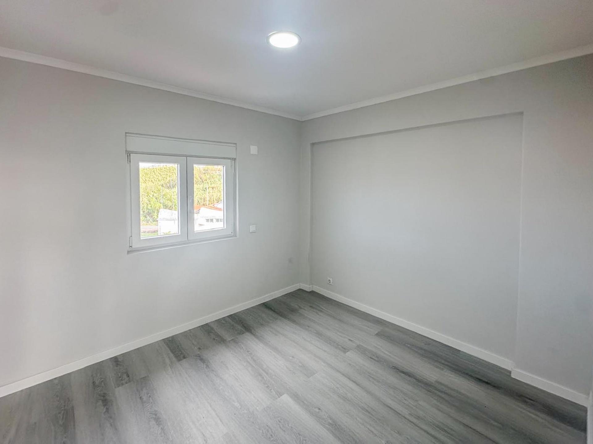 Apartamento T2 Remodelado na Pontinha - Pronto a Entrar!