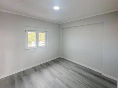 Apartamento T2 Remodelado na Pontinha - Pronto a Entrar!