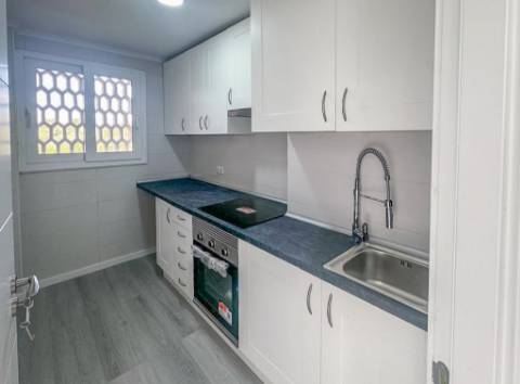 Apartamento T2 Remodelado na Pontinha - Pronto a Entrar!