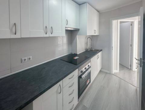 Apartamento T2 Remodelado na Pontinha - Pronto a Entrar!