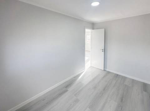 Apartamento T2 Remodelado na Pontinha - Pronto a Entrar!