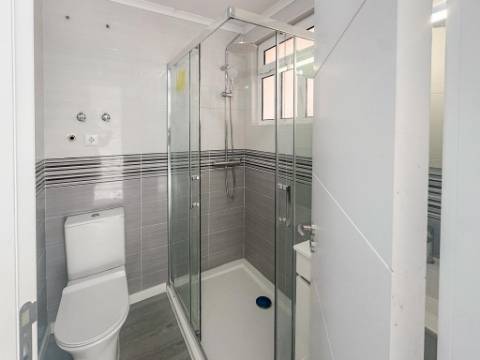 Apartamento T2 Remodelado na Pontinha - Pronto a Entrar!