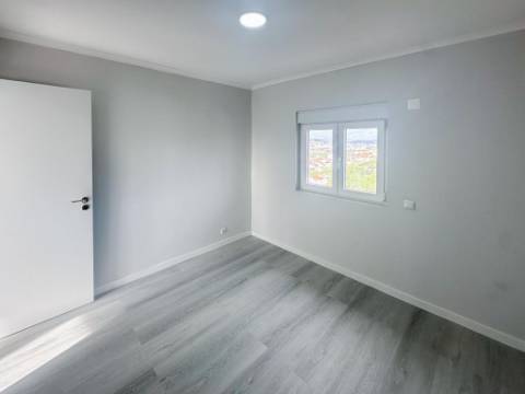 Apartamento T2 Remodelado na Pontinha - Pronto a Entrar!