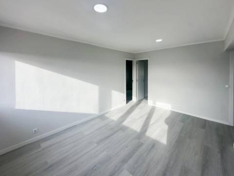 Apartamento T2 Remodelado na Pontinha - Pronto a Entrar!