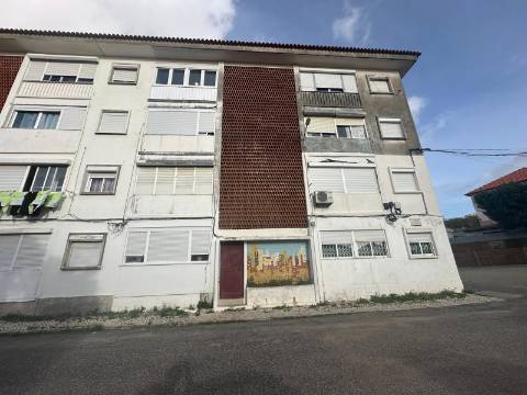 Apartamento T2 Remodelado na Pontinha - Pronto a Entrar!