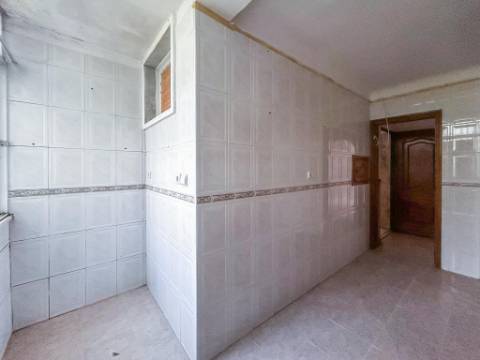 T2 à Venda em Benfica, Lisboa - Rua Atriz Maria Matos