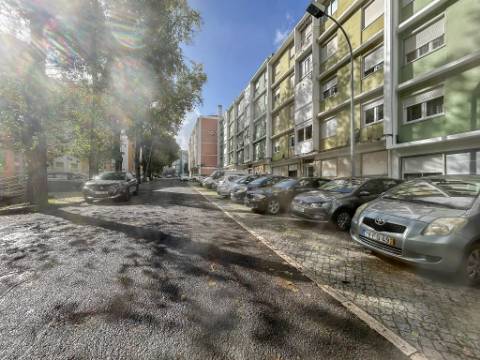 Apartamento T2 Remodelado à Venda em Benfica - Rua Atriz Maria Matos