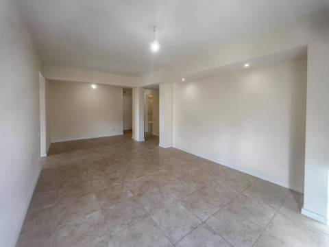 Apartamento T2 na Tapada das Mercês, Sintra Totalmente Remodelado e Perto da Estação