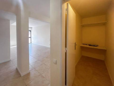 Apartamento T2 na Tapada das Mercês, Sintra Totalmente Remodelado e Perto da Estação