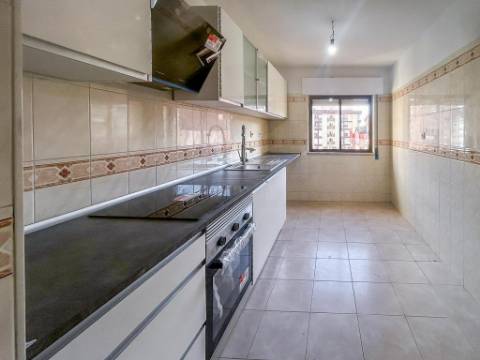 Apartamento T2 na Tapada das Mercês, Sintra Totalmente Remodelado e Perto da Estação