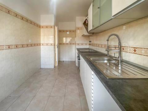 Apartamento T2 na Tapada das Mercês, Sintra Totalmente Remodelado e Perto da Estação