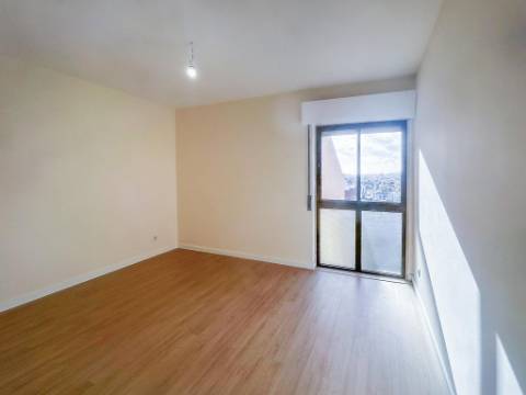 Apartamento T2 na Tapada das Mercês, Sintra Totalmente Remodelado e Perto da Estação