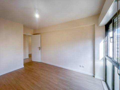 Apartamento T2 na Tapada das Mercês, Sintra Totalmente Remodelado e Perto da Estação