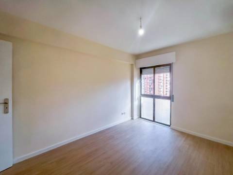 Apartamento T2 na Tapada das Mercês, Sintra Totalmente Remodelado e Perto da Estação