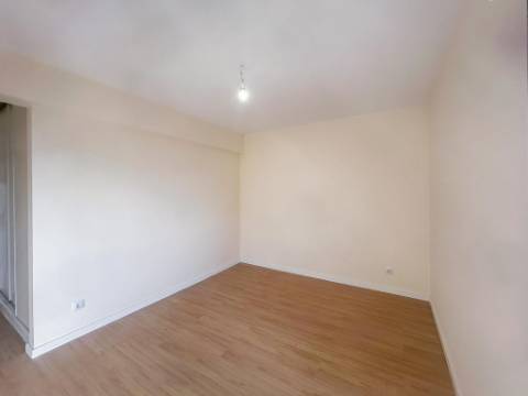 Apartamento T2 na Tapada das Mercês, Sintra Totalmente Remodelado e Perto da Estação