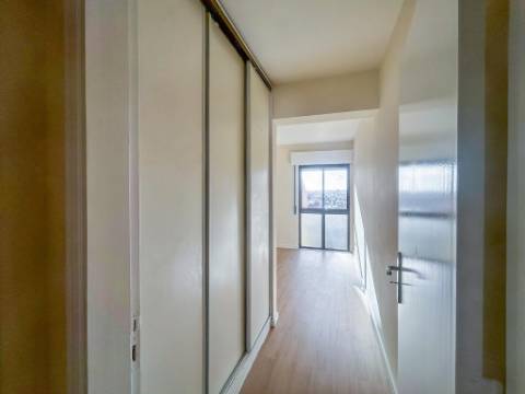 Apartamento T2 na Tapada das Mercês, Sintra Totalmente Remodelado e Perto da Estação