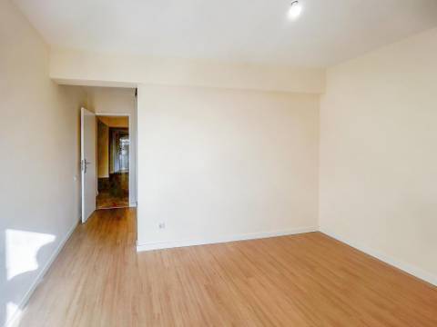 Apartamento T2 na Tapada das Mercês, Sintra Totalmente Remodelado e Perto da Estação