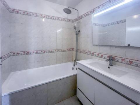 Apartamento T2 na Tapada das Mercês, Sintra Totalmente Remodelado e Perto da Estação