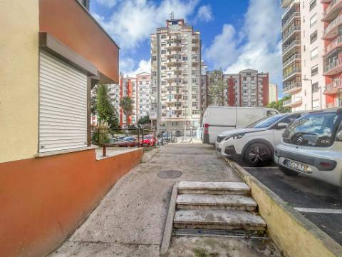 Apartamento T2 na Tapada das Mercês, Sintra Totalmente Remodelado e Perto da Estação