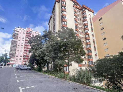 Apartamento T2 na Tapada das Mercês, Sintra Totalmente Remodelado e Perto da Estação
