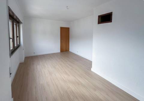 Apartamento T2 Totalmente Renovado em Santiago, Sesimbra