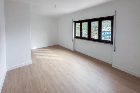 Apartamento T2 Totalmente Renovado em Santiago, Sesimbra