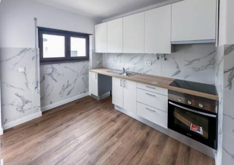 Apartamento T2 Totalmente Renovado em Santiago, Sesimbra