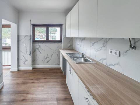 Apartamento T2 Totalmente Renovado em Santiago, Sesimbra