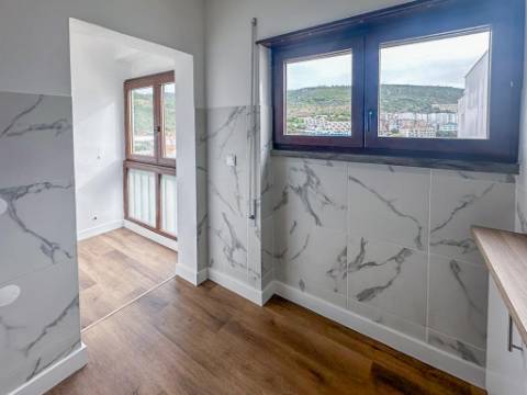 Apartamento T2 Totalmente Renovado em Santiago, Sesimbra