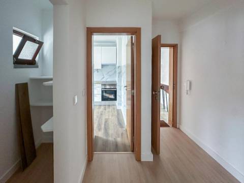 Apartamento T2 Totalmente Renovado em Santiago, Sesimbra