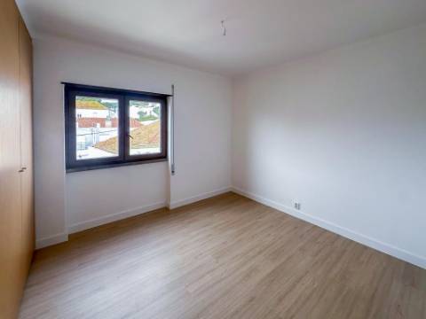 Apartamento T2 Totalmente Renovado em Santiago, Sesimbra