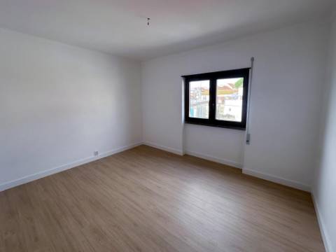Apartamento T2 Totalmente Renovado em Santiago, Sesimbra