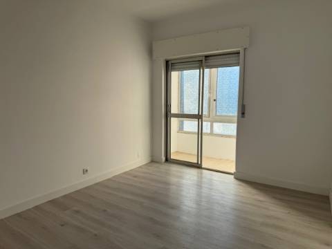 Apartamento T3 Remodelado no Centro de Setúbal - Pronto a Entrar