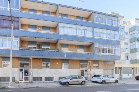 T2 para Arrendamento na Amora com Varanda