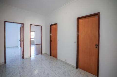 T2 para Arrendamento na Amora com Varanda