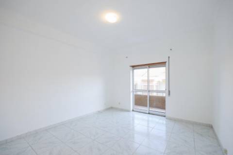 T2 para Arrendamento na Amora com Varanda