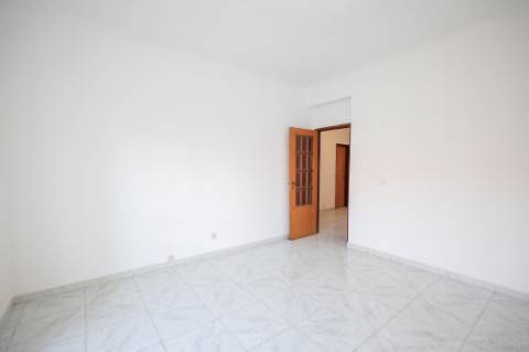 T2 para Arrendamento na Amora com Varanda