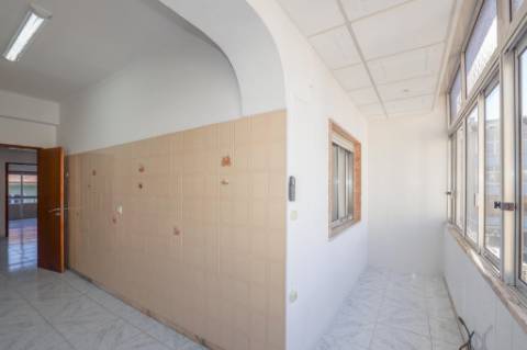 T2 para Arrendamento na Amora com Varanda