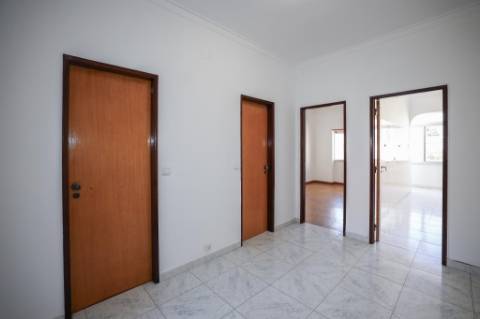 T2 para Arrendamento na Amora com Varanda