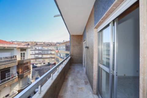 T2 para Arrendamento na Amora com Varanda