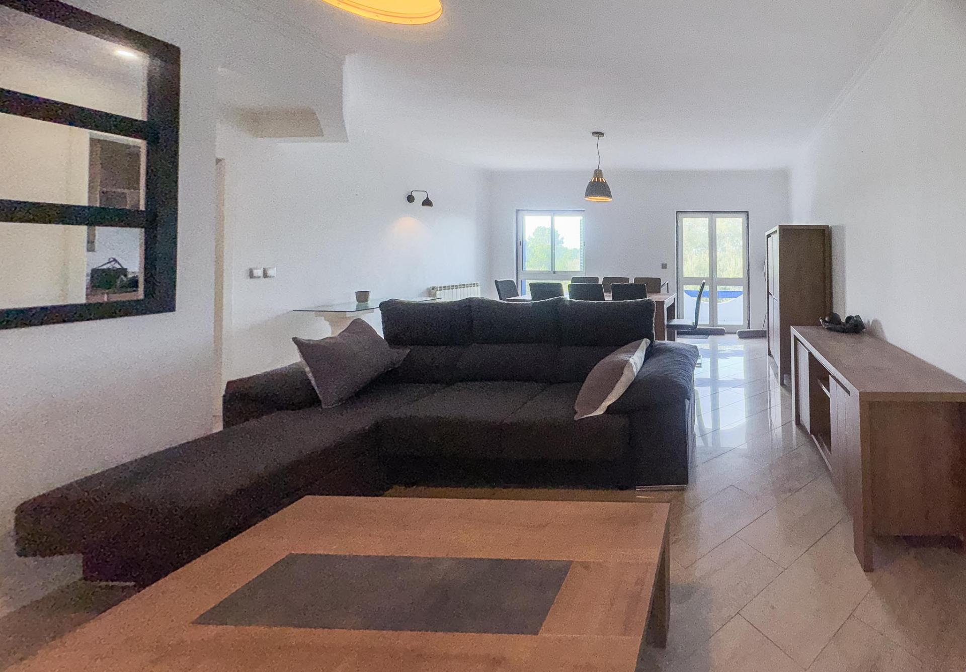 Arrenda-se | Apartamento T2 Mobilado com Varanda | Urbanização Portais da Arrábida - Quinta do Anjo (Palmela)