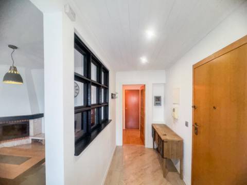 Arrenda-se | Apartamento T2 Mobilado com Varanda | Urbanização Portais da Arrábida - Quinta do Anjo (Palmela)