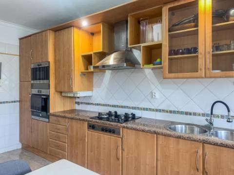 Arrenda-se | Apartamento T2 Mobilado com Varanda | Urbanização Portais da Arrábida - Quinta do Anjo (Palmela)