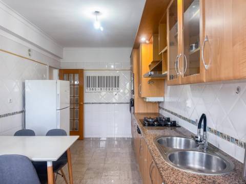 Arrenda-se | Apartamento T2 Mobilado com Varanda | Urbanização Portais da Arrábida - Quinta do Anjo (Palmela)